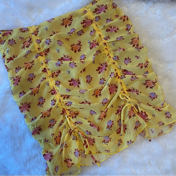✨ 3/$20 White Fox Boutique Blossom yellow floral mini skirt - Picture 2 of 4